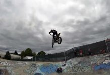 Josh Hill con una e-bike