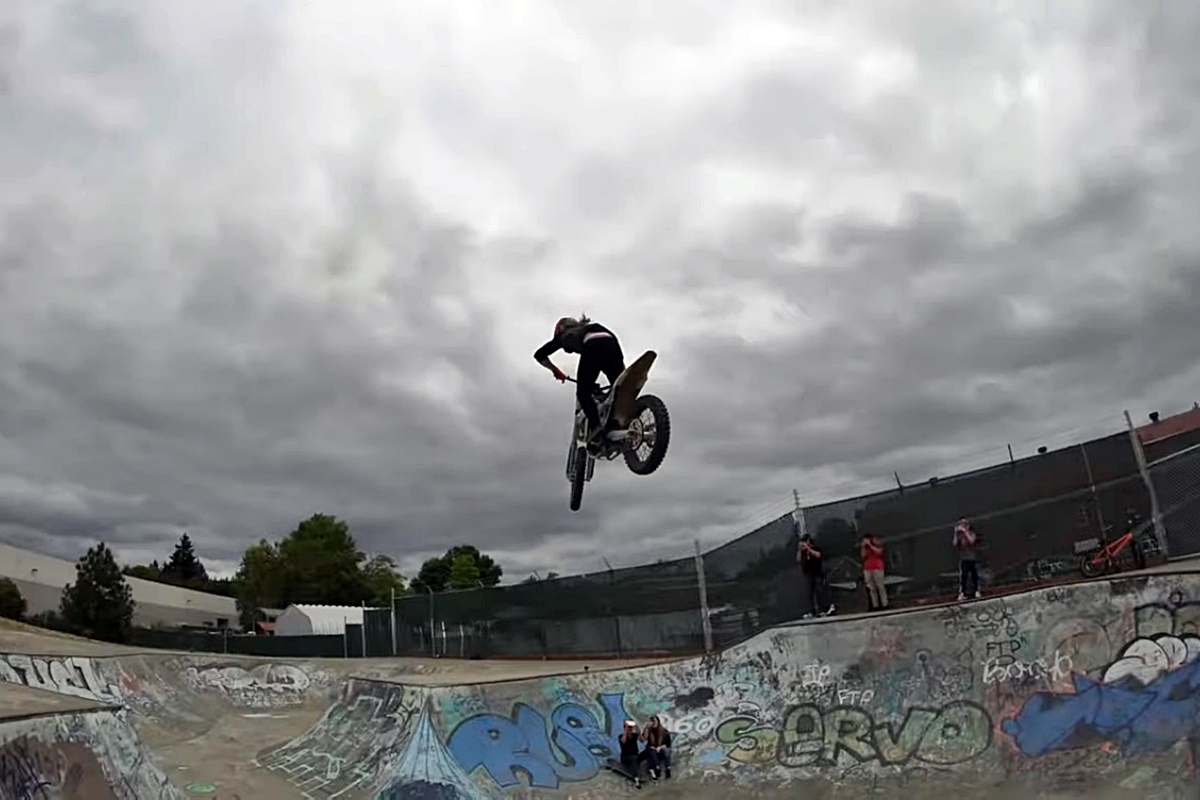 Josh Hill con una e-bike