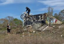 Josh Hill con una e-bike