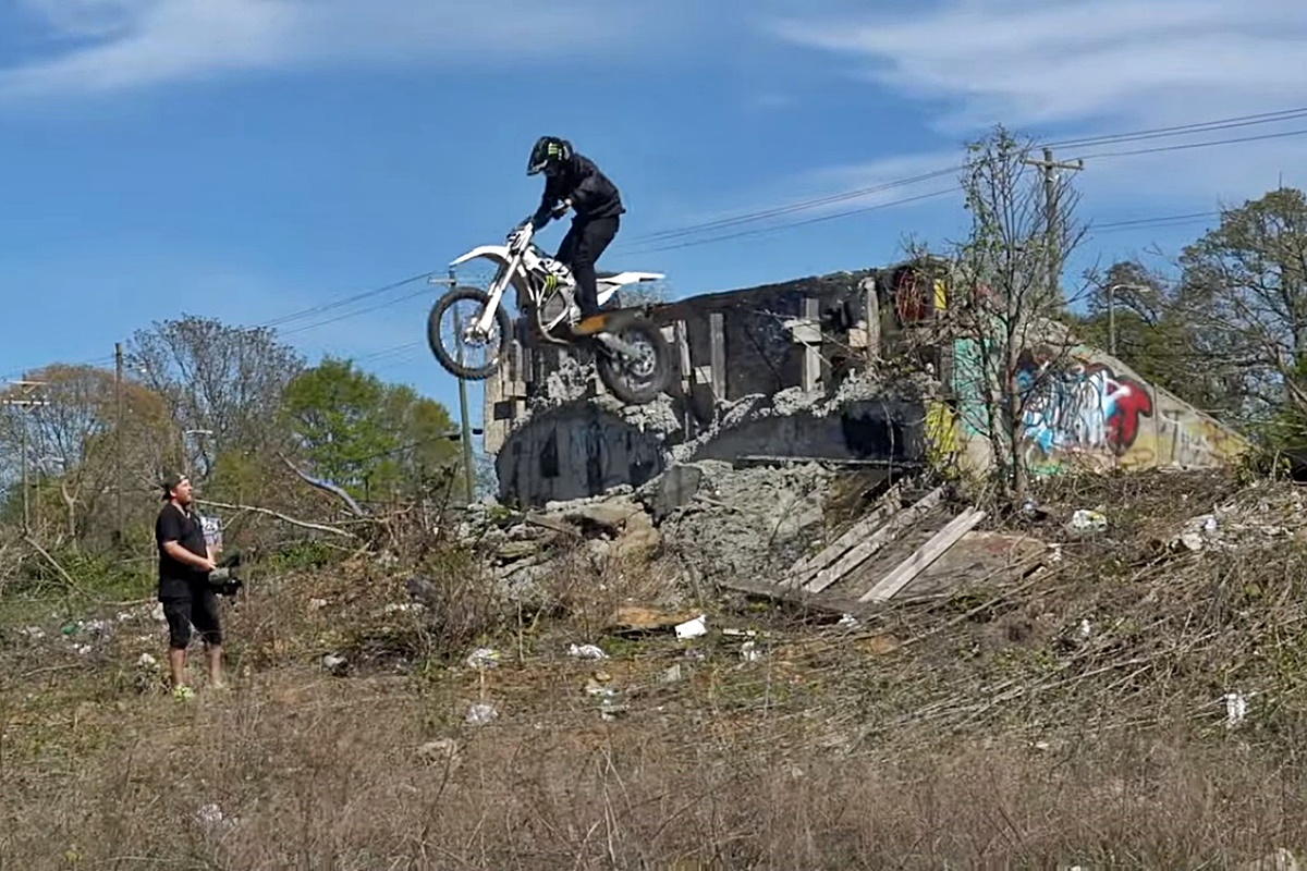 Josh Hill con una e-bike