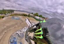 Josh Hill con una e-bike