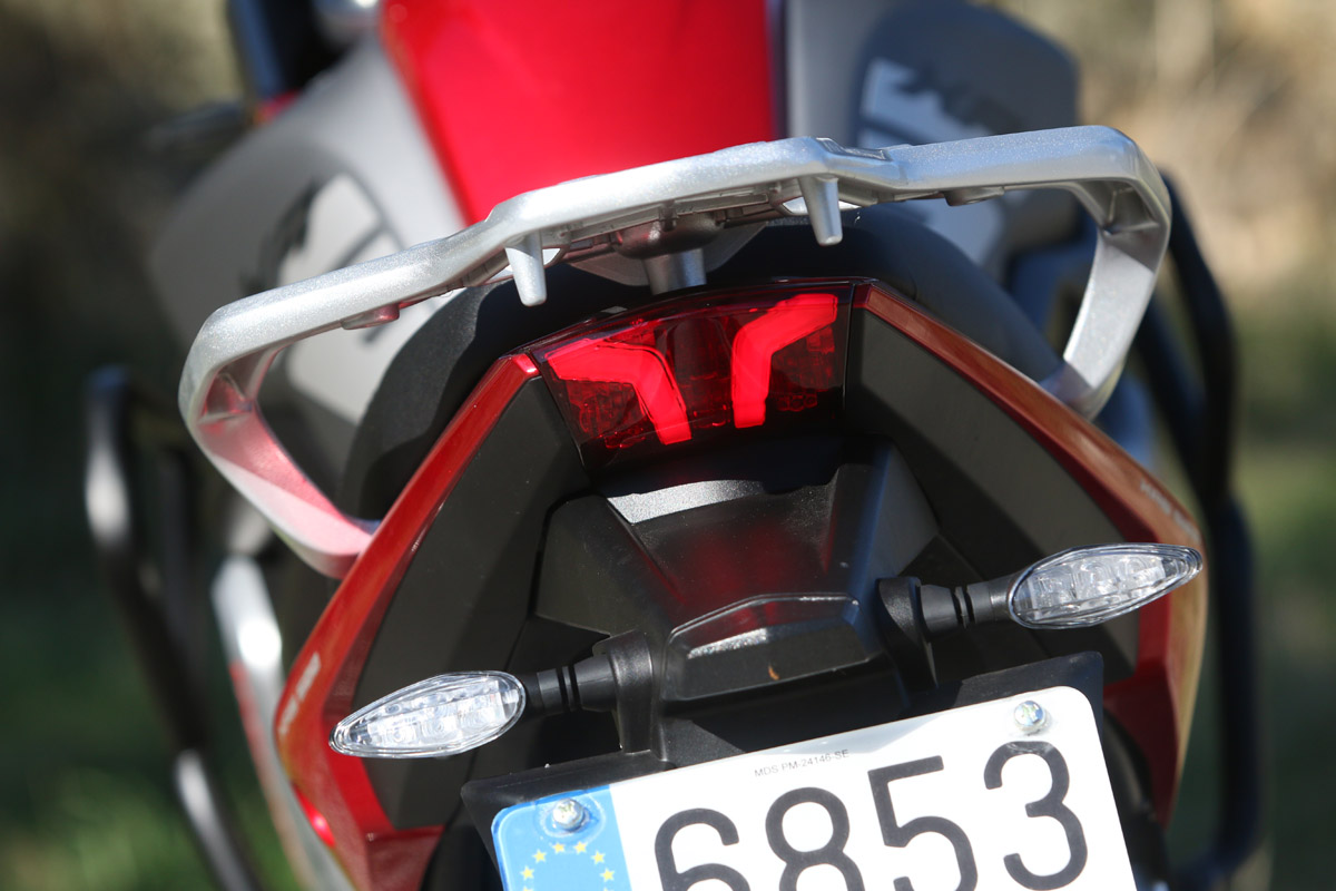 Óptica y parrilla trasera de la Macbor Montana XR5 500
