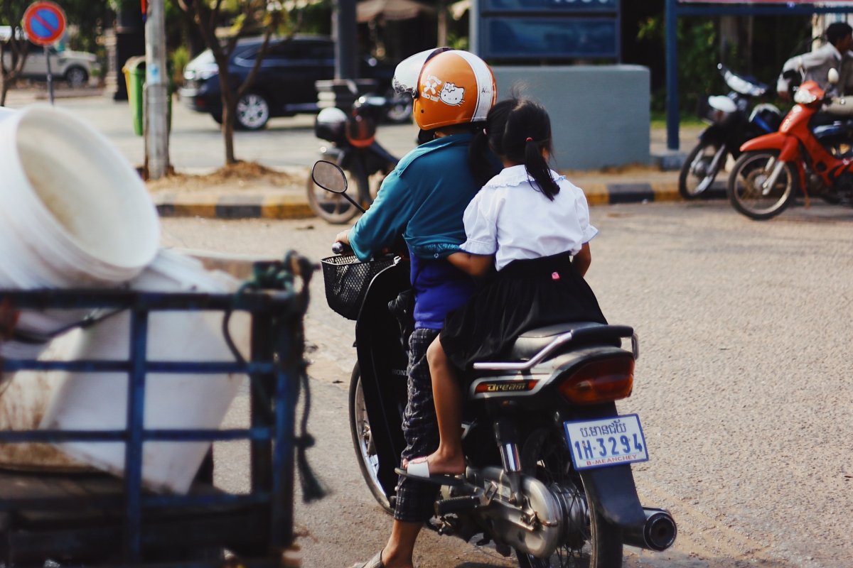 Niño de pasajero en moto