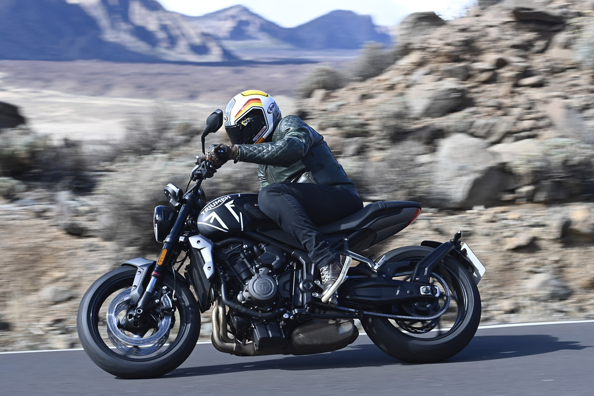 Chasis perimetral tubular de acero, robusto basculante de acero y suspensión Showa son características de la Triumph Trident 660