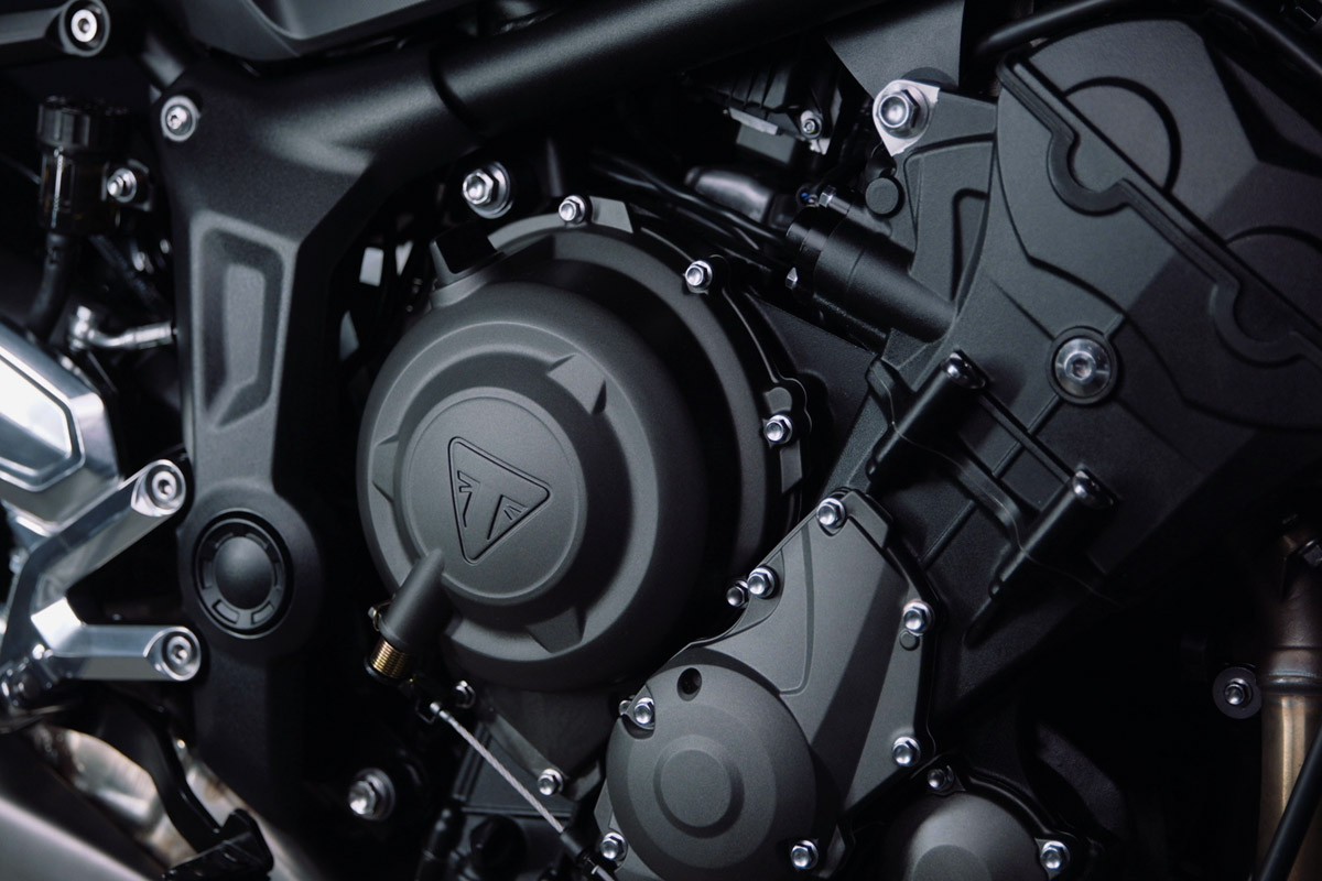 La Triumph Trident 660 está impulsada por un motor tricilíndrico en línea 12 válvulas de 660 cc que declara 81 CV a 10.350 rpm y 64 Nm a 6.250 rpm