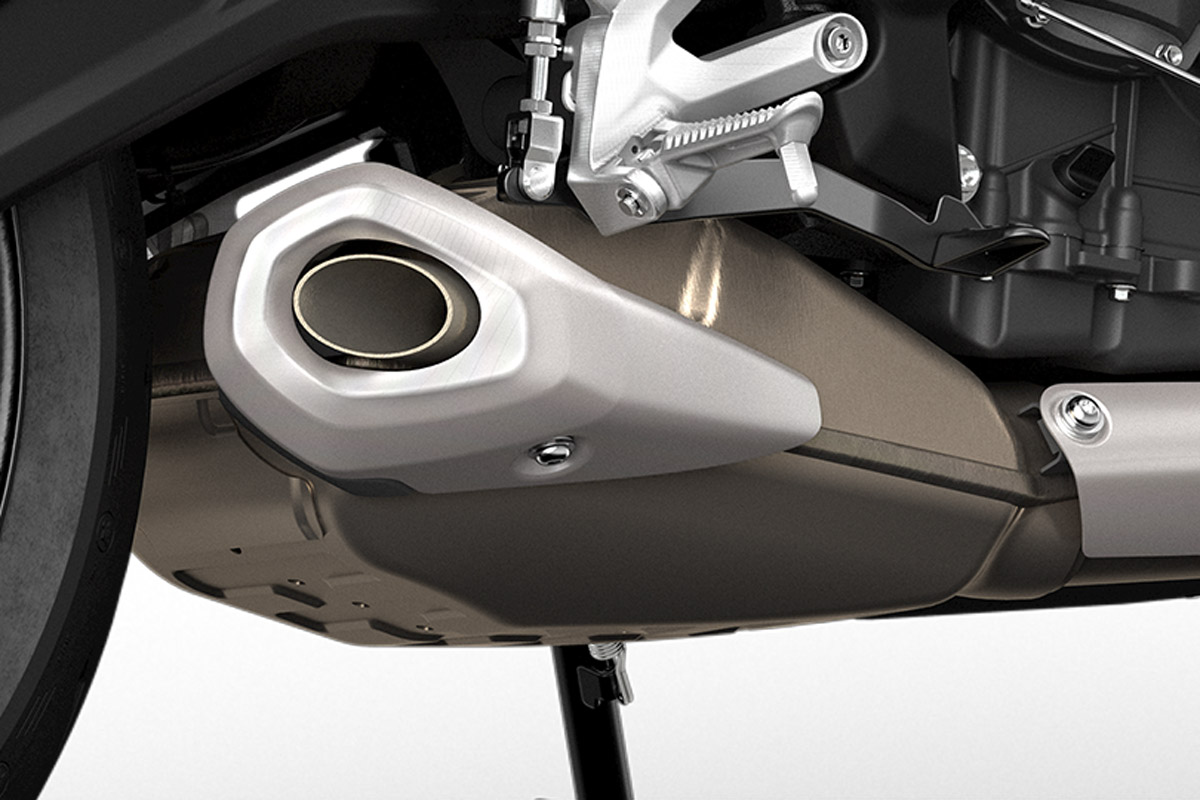 Silenciador central bajo de la Triumph Trident 660