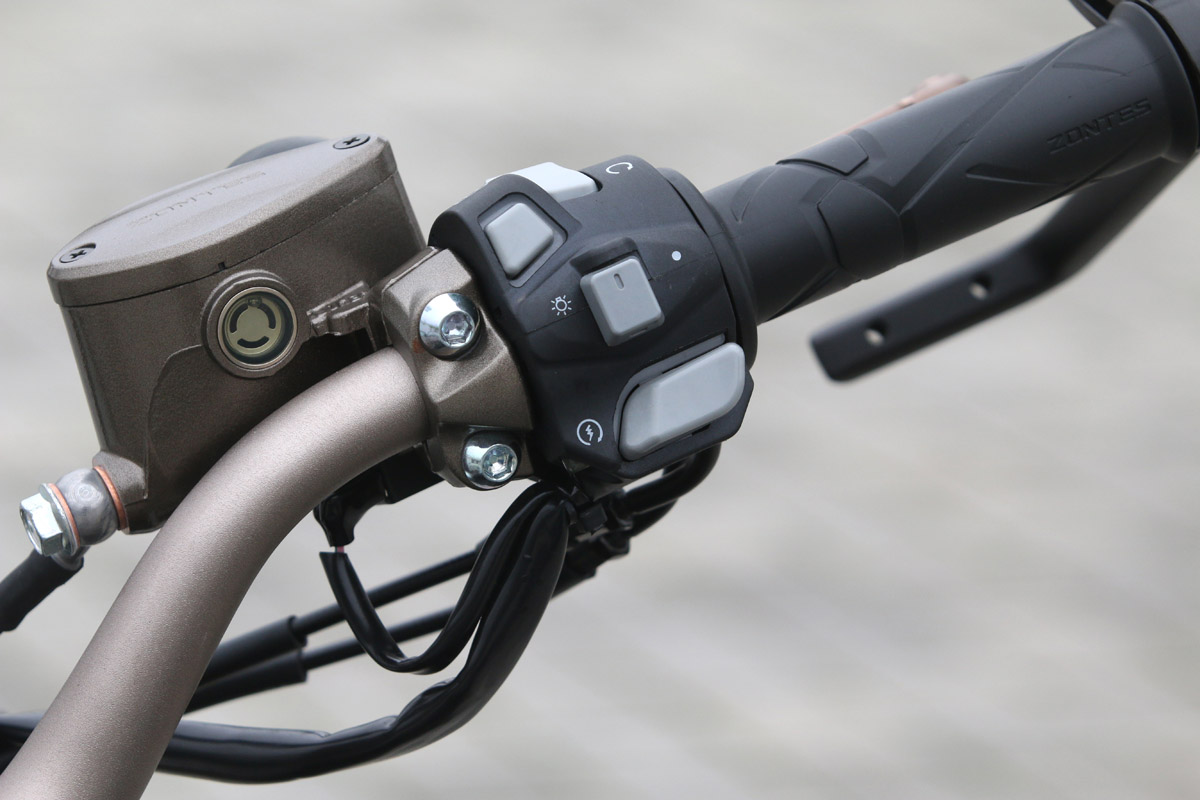 La Zontes G1-125 dispone de 2 modos de conducción (Eco y Sport)