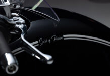 Detalle del depósito en la BMW R18 "Spirit of Passion"