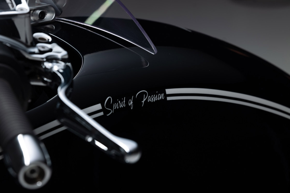 Detalle del depósito en la BMW R18 "Spirit of Passion"