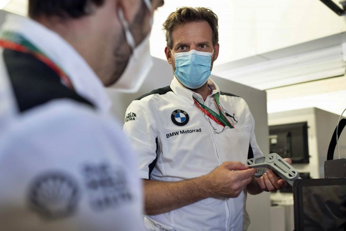 BMW imprime sus piezas de SBK en el box
