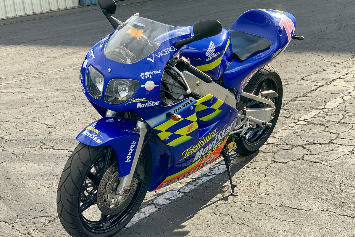 La moto cuenta con todos los detalles estéticos
