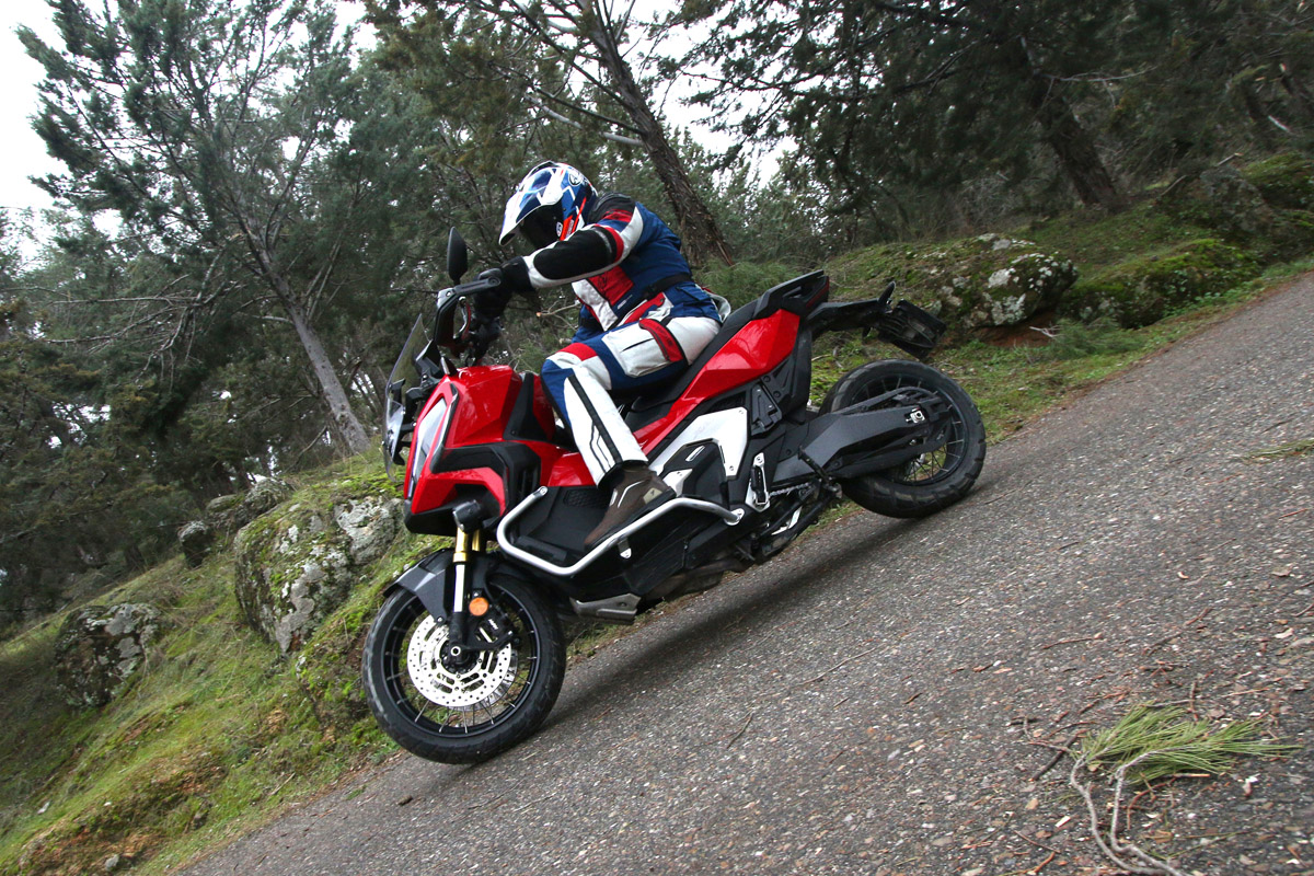 El Honda X-ADV 2021 se desenvuelve bien sobre cualquier superficie
