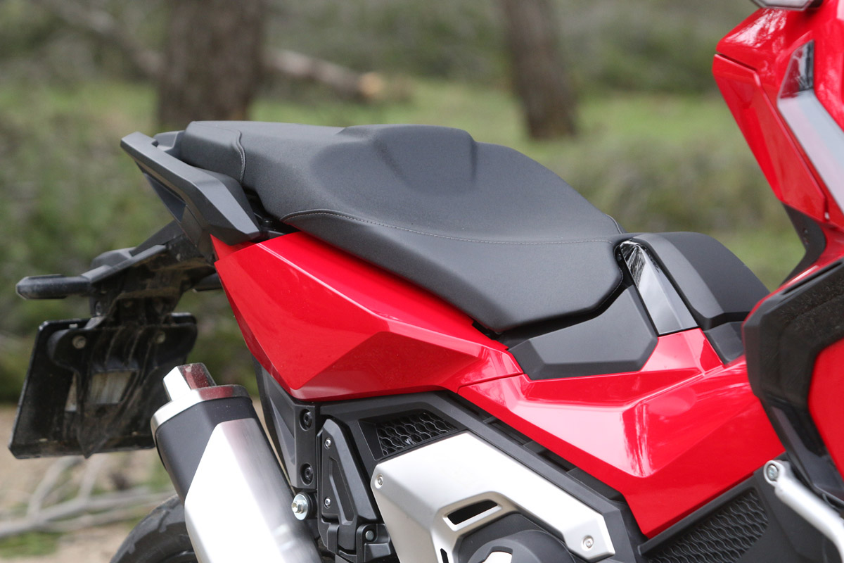 Asiento estrechado y chasis aligerado en el Honda X-ADV