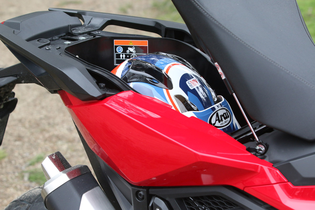 Hueco para un casco integral en el Honda X-ADV 2021