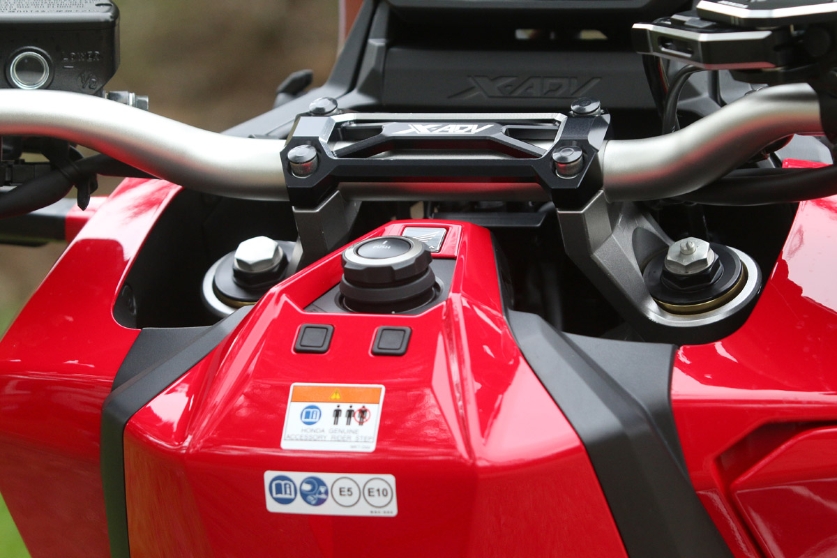 Botones de activación, apertura de depósito y asiento del Honda X-ADV 2021