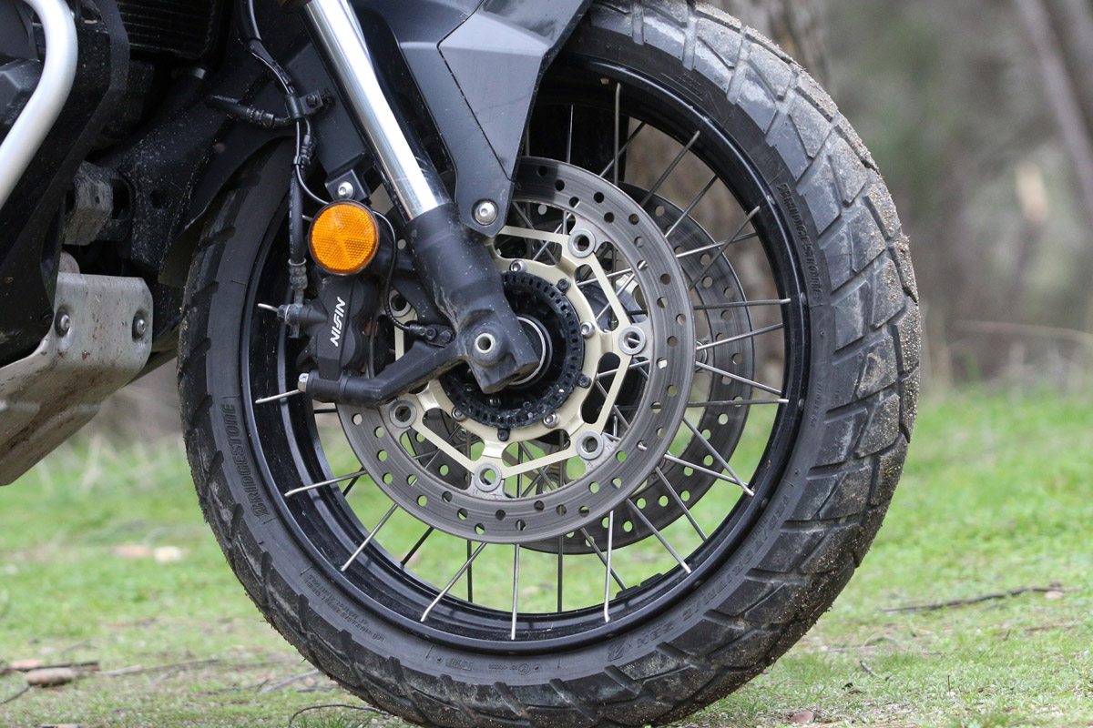 El Honda X-ADV 2021 monta llantas de radios y neumáticos Bridgestone AX41