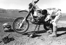 Auriol en el desierto arreglando su BMW