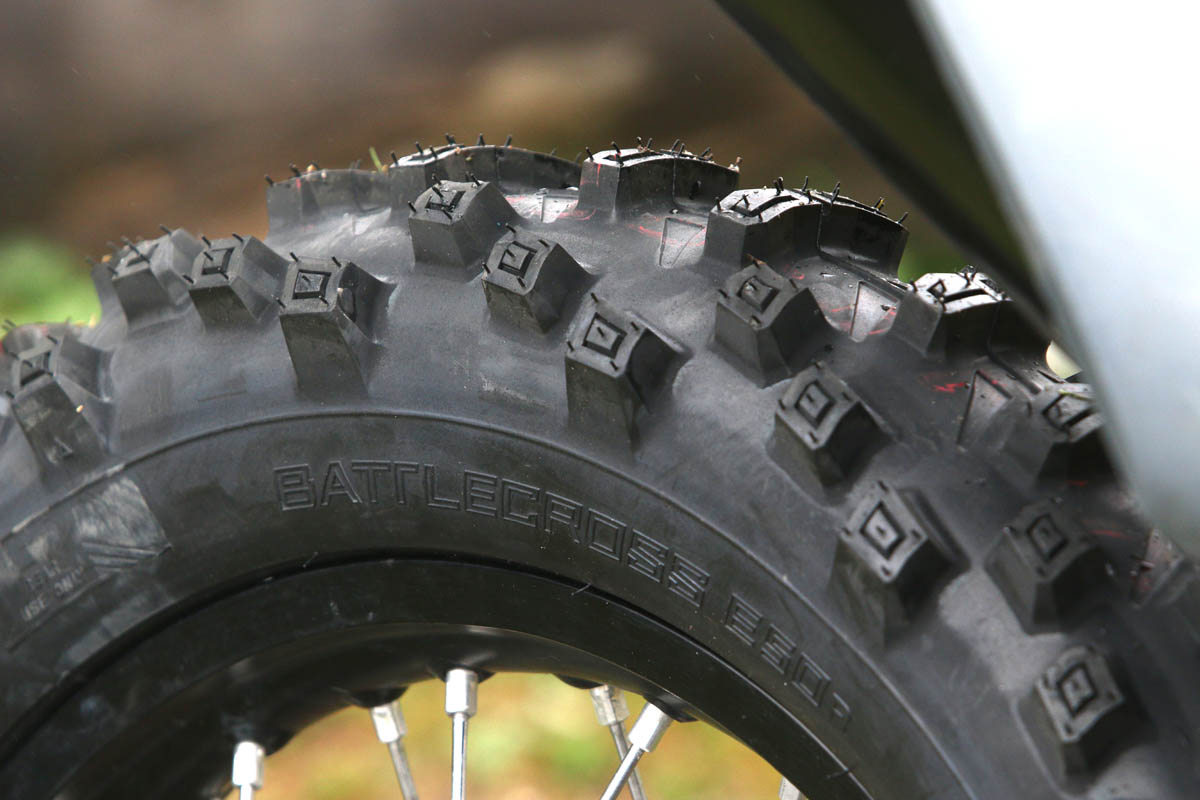 Bridgestone Battlecross E50 con tecnología de dibujo "Castle Block"