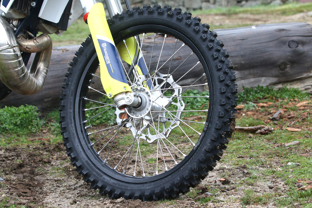 Neumático delantero Bridgestone Battlecross E50 en una Husqvarna TE300i 2021