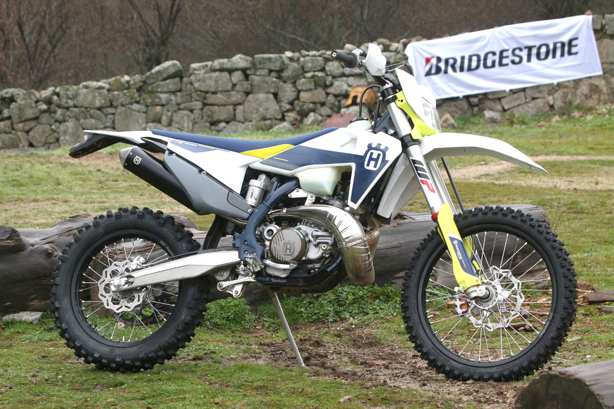 Husqvarna TE300i 2021 calzada con neumáticos Bridgestone Battlecross E50