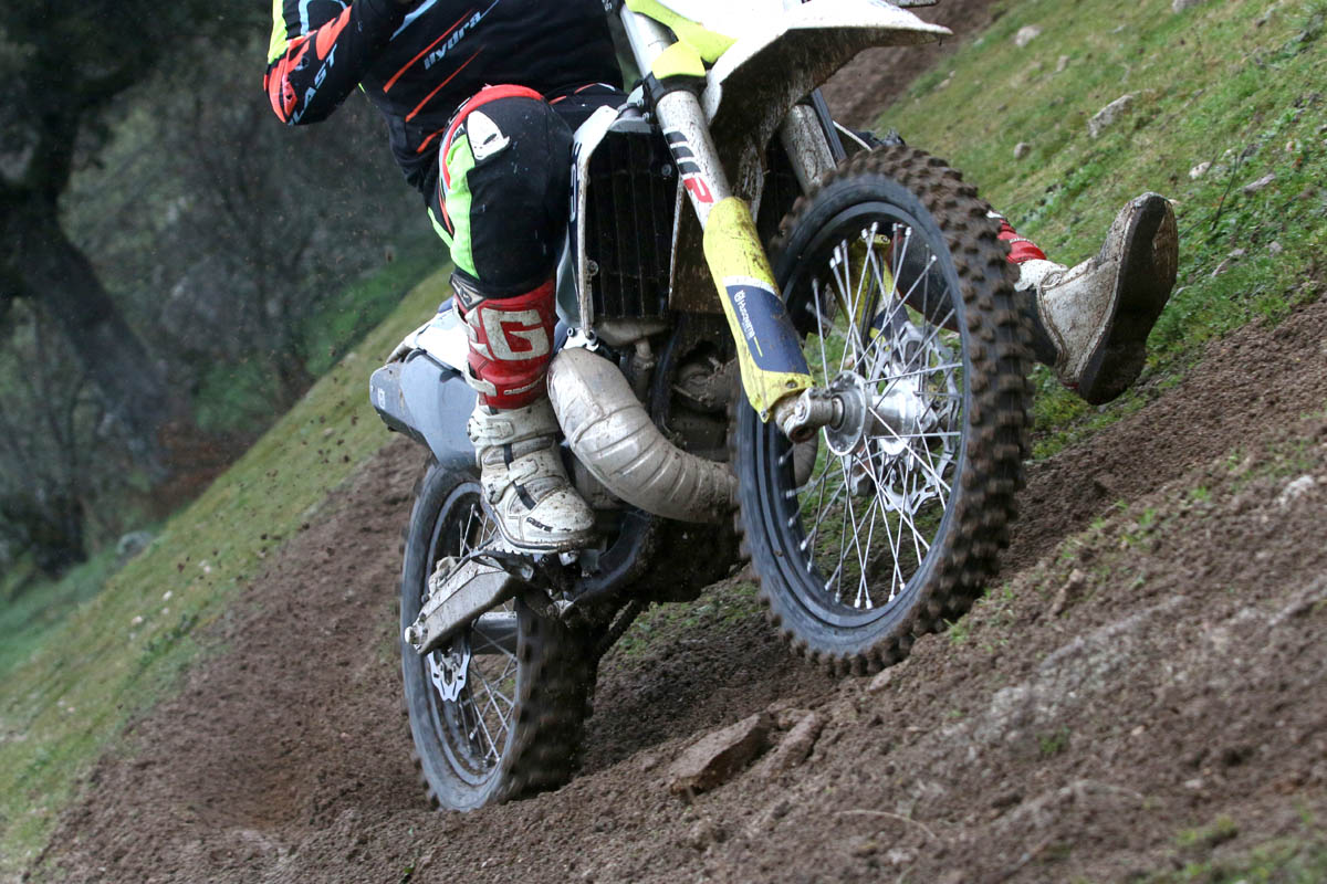 Paso por curva fácil con los Bridgestone Battlecross E50