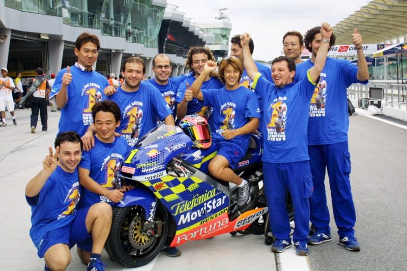 Gresini y su equipo celebrando el título mundial de Daijiro Kato