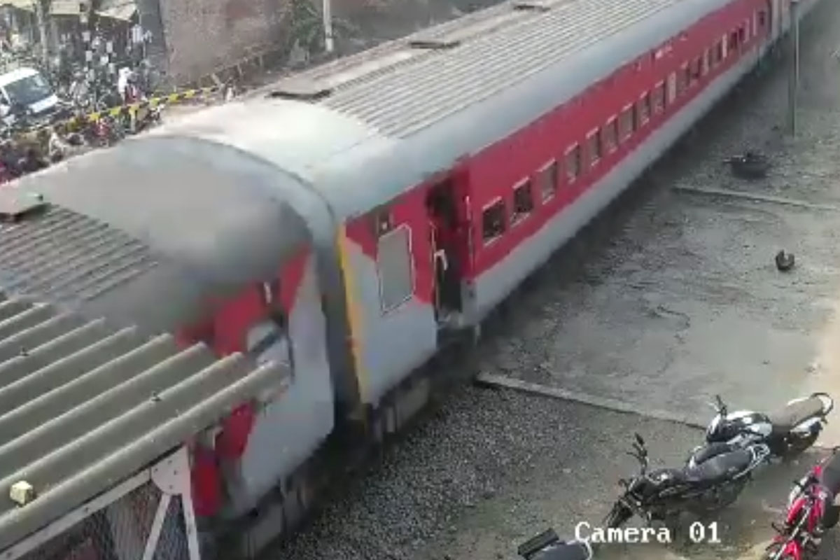 El paso del tren succiona debajo a la moto