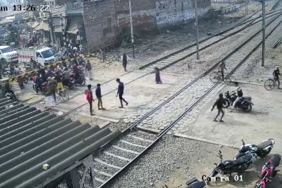 Sólo unos segundos antes de pasar el tren la gente sigue cruzando