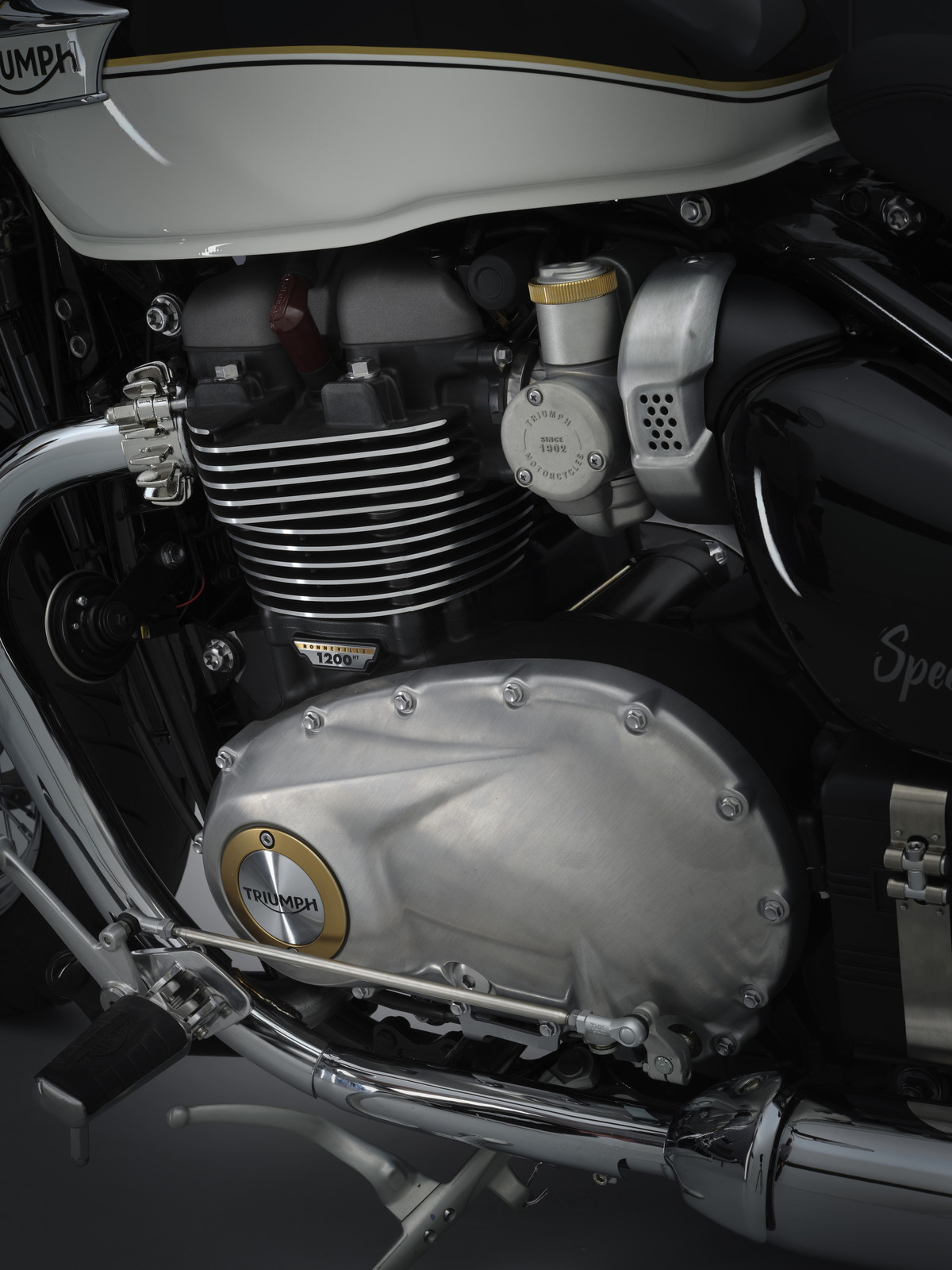 speedmaster_21my_1953_br_details_portraitside_highlights