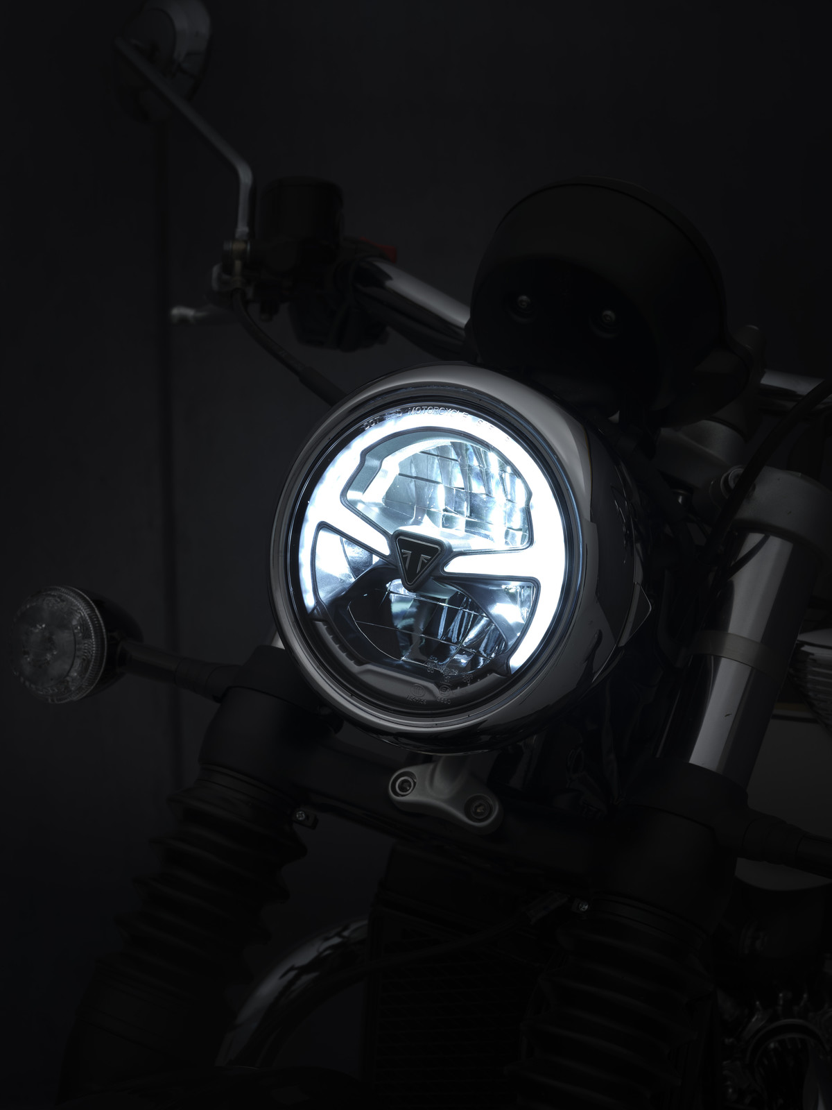 speedmaster_21my_1986_br_details_light_plate