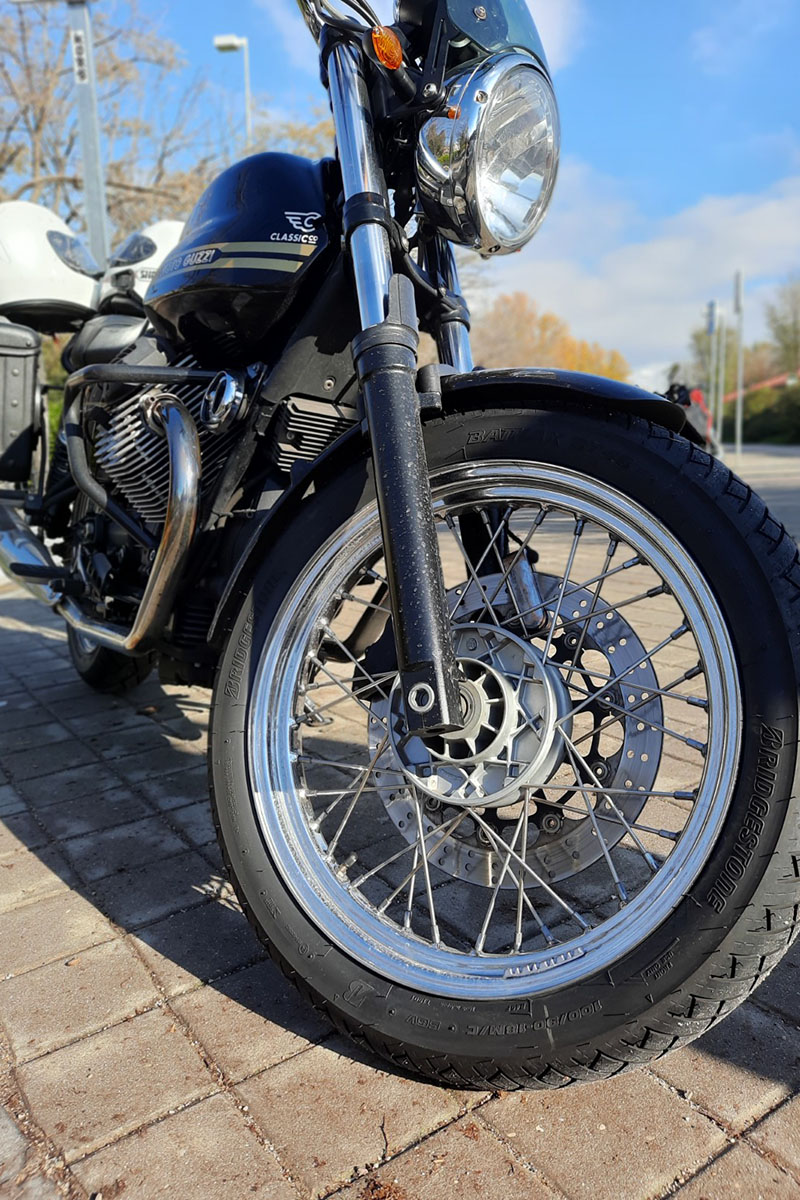 La Moto Guzzi V7 de Stefano con los BT46