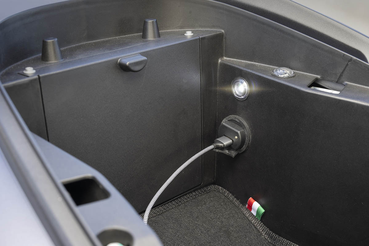 Ariic 318: detalle hueco del asiento con conexión USB