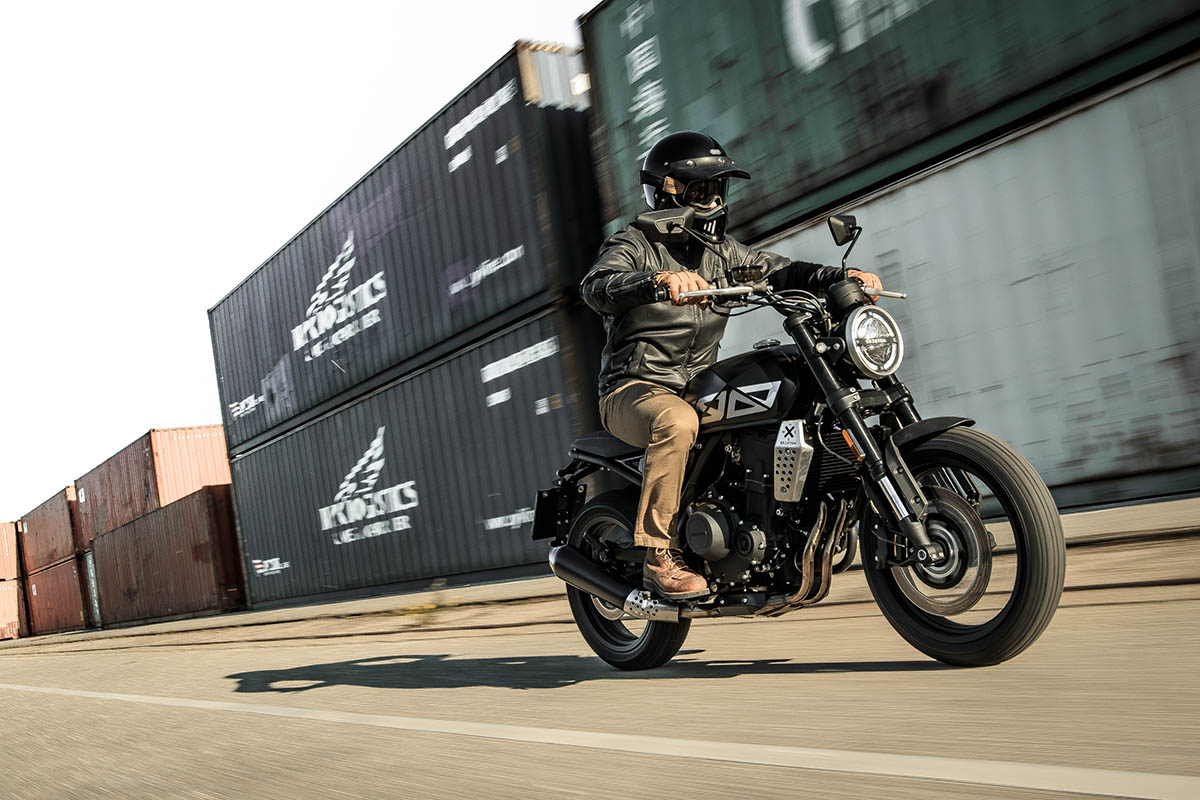 Brixton Crossfire 500 en acción