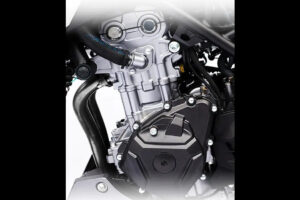 El motor, bicilíndrico, es sospechosamente similar al de la Yamaha R3