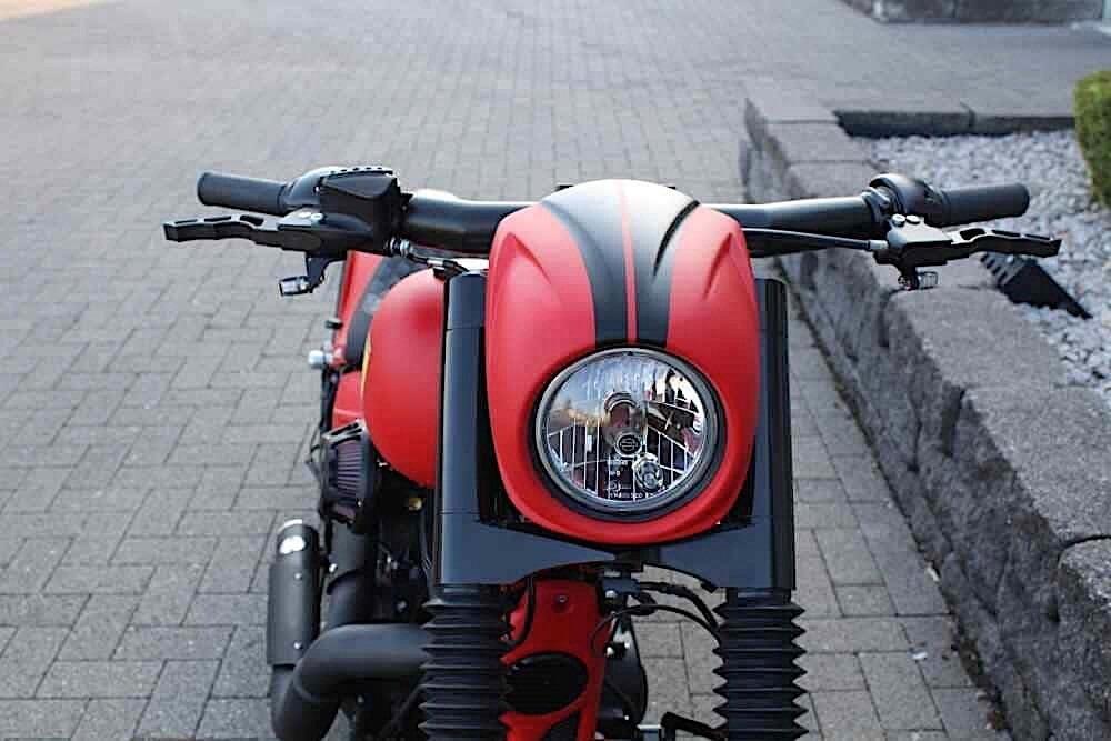 El carácter de la moto varía bastante con la decoración roja