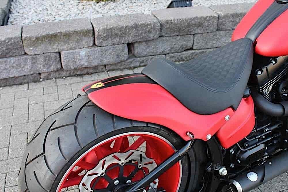 El escudo de Ferrari se encuentra en varias partes de la moto