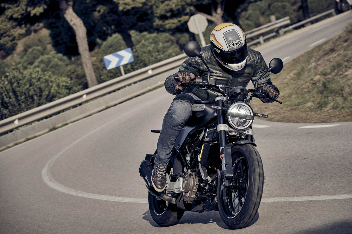 En carreteras reviradas, la Husqvarna Svartpilen 125 hace gala de una tremenda agilidad