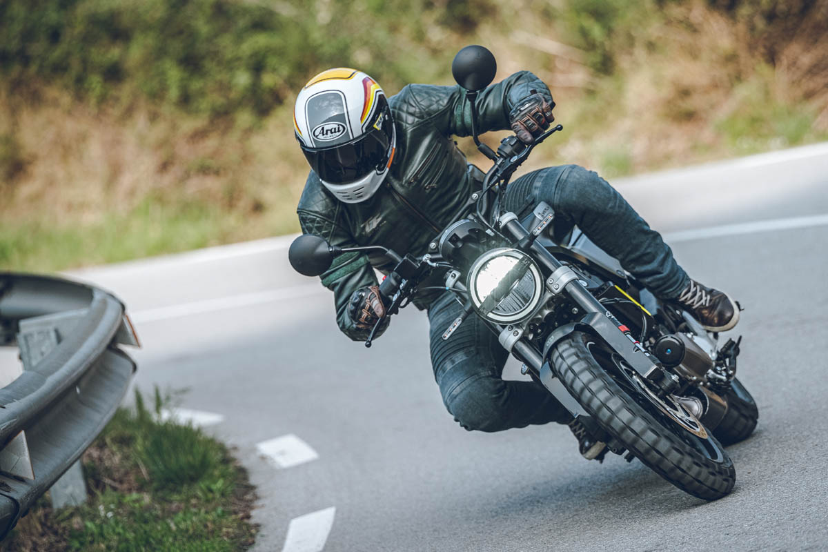 Los neumáticos de tacos Pirelli que monta la Husqvarna Svartpilen 125 agarran muy bien en asfalto
