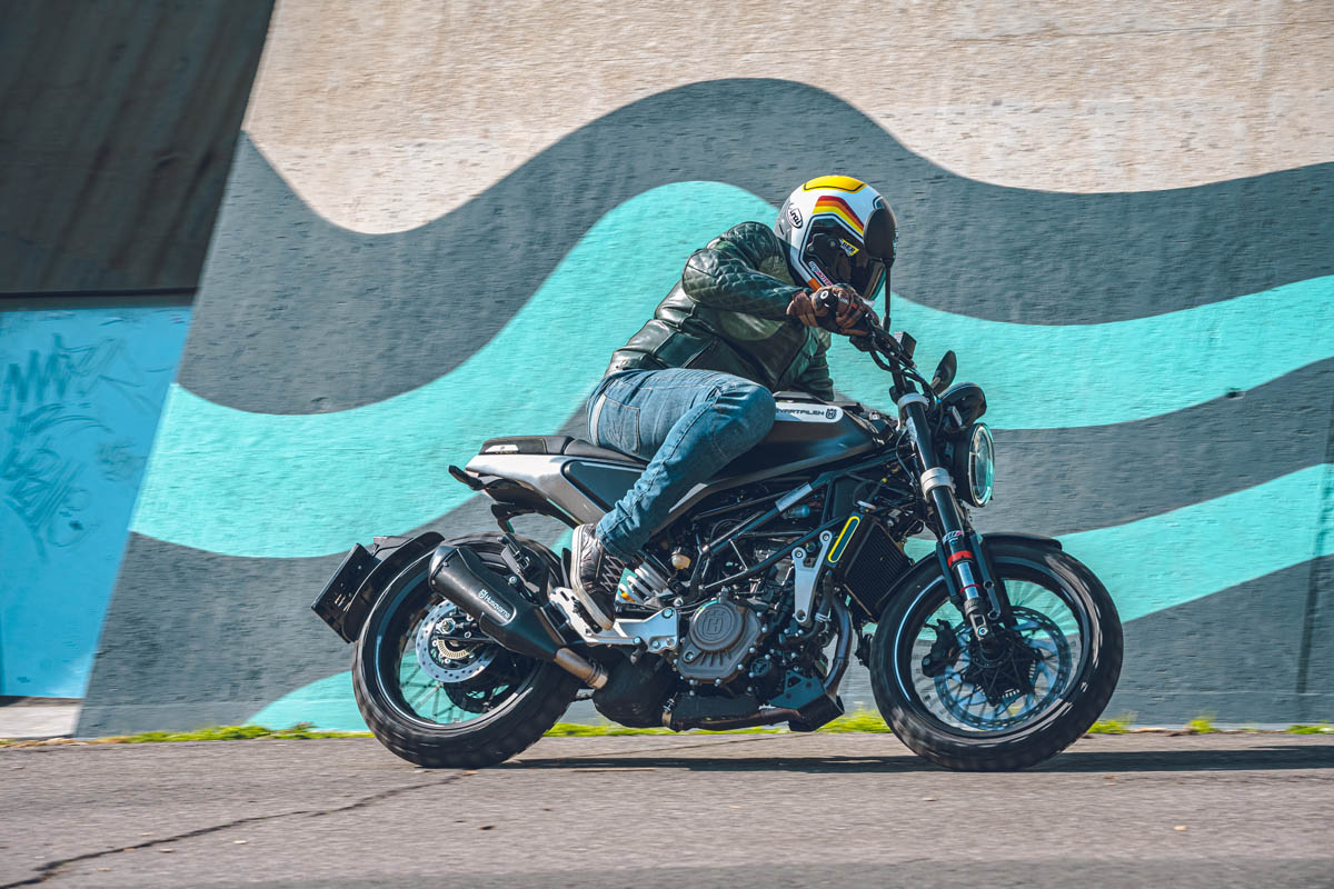 La Husqvarna Svartpilen 125 es el primer escalón de la gama naked scrambler de la firma de la H