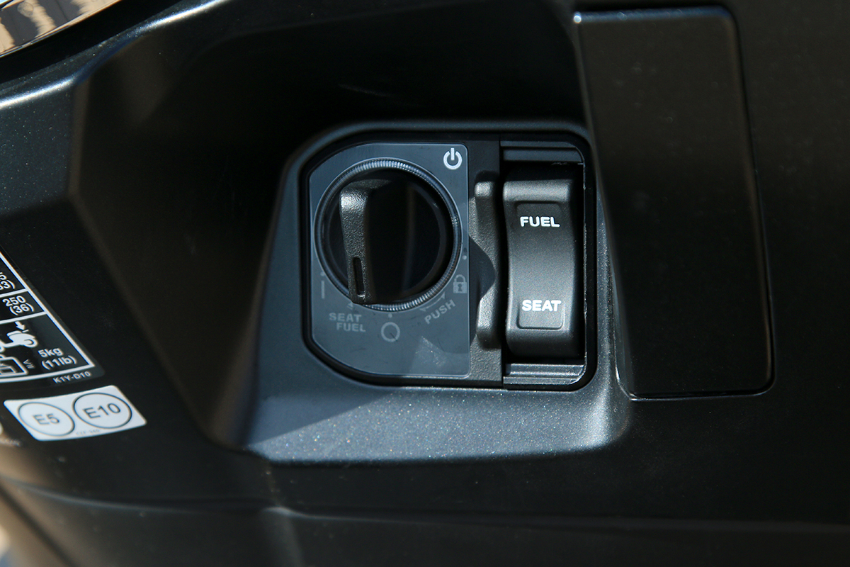 Honda PCX 2021 detalle del botón de apertura del sillín y depósito