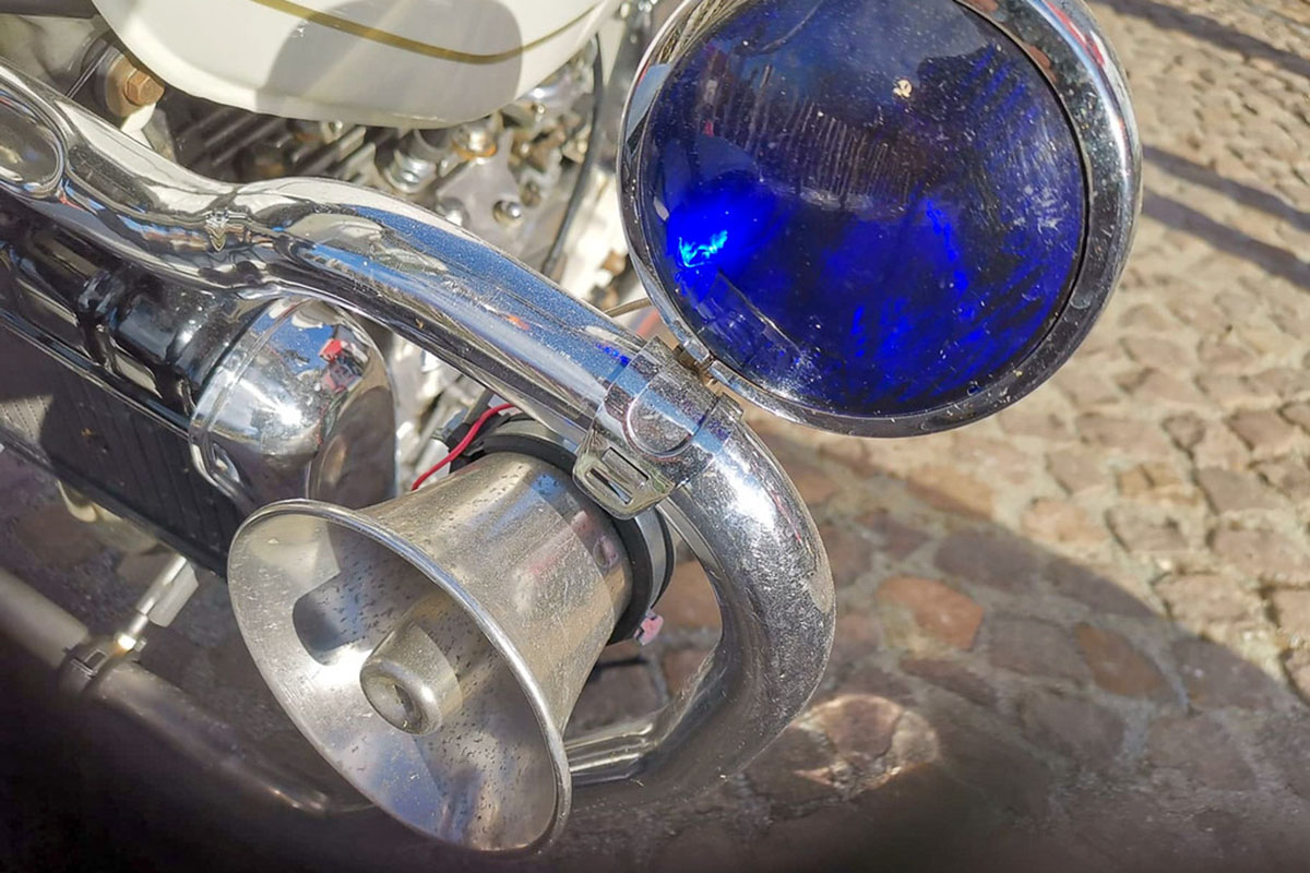 Como no podía ser de otra manera cuenta con sirena y luces