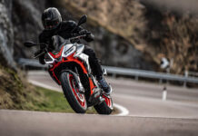 Prueba Aprilia Tuono 660