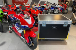 La Honda RC213V-S con su caja