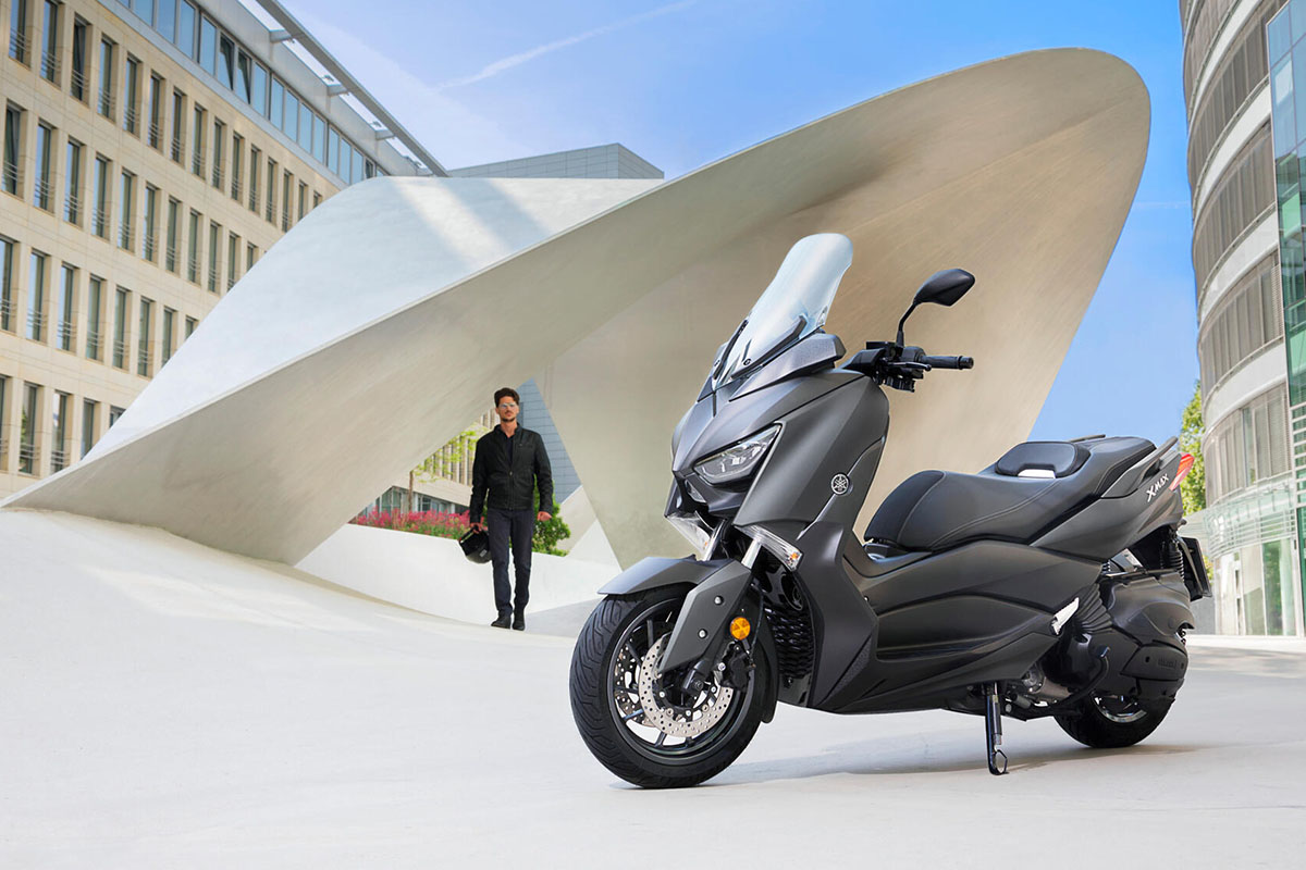 La Yamaha XMAX 400 sigue la línea de la marca de los diapasones cruzados