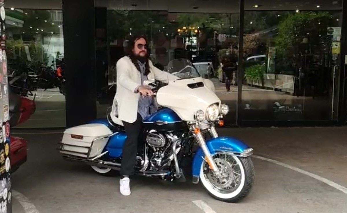 Alejandro con su Harley-Davidson Electra Glide Revival 2021