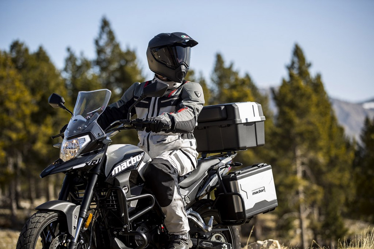 Accesorios para motociclistas y qué llevar para un viaje largo en moto