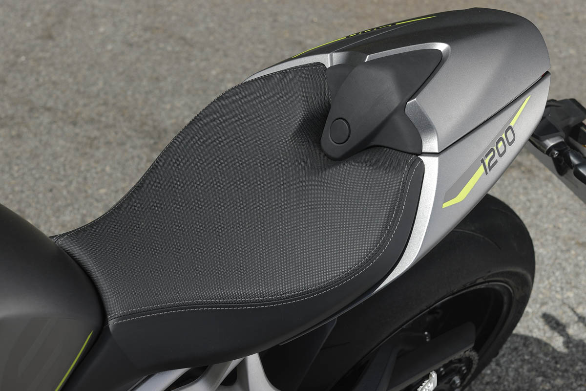 triumph_speed_triple_1200_rs_2021_31