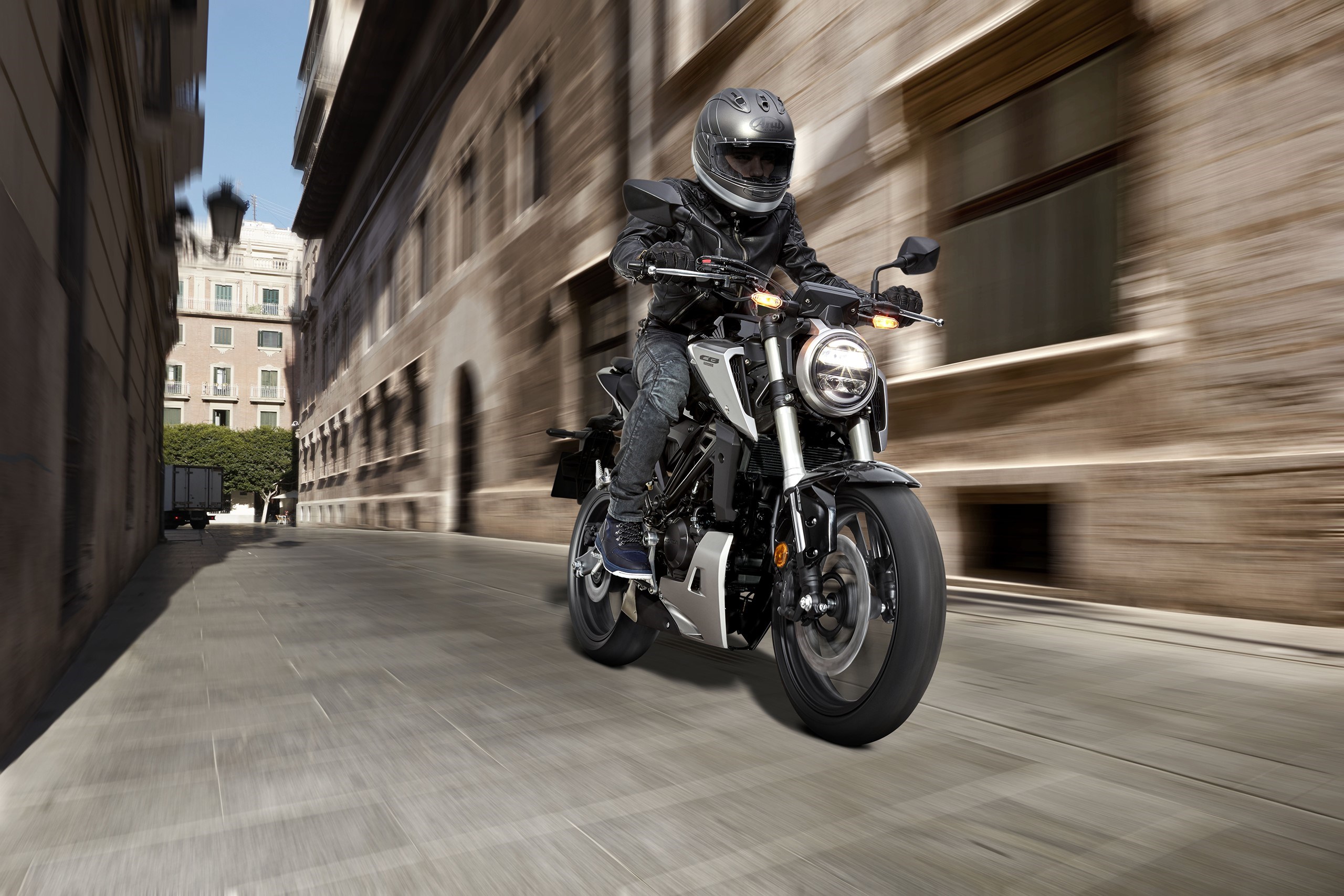 Honda CB125R en acción
