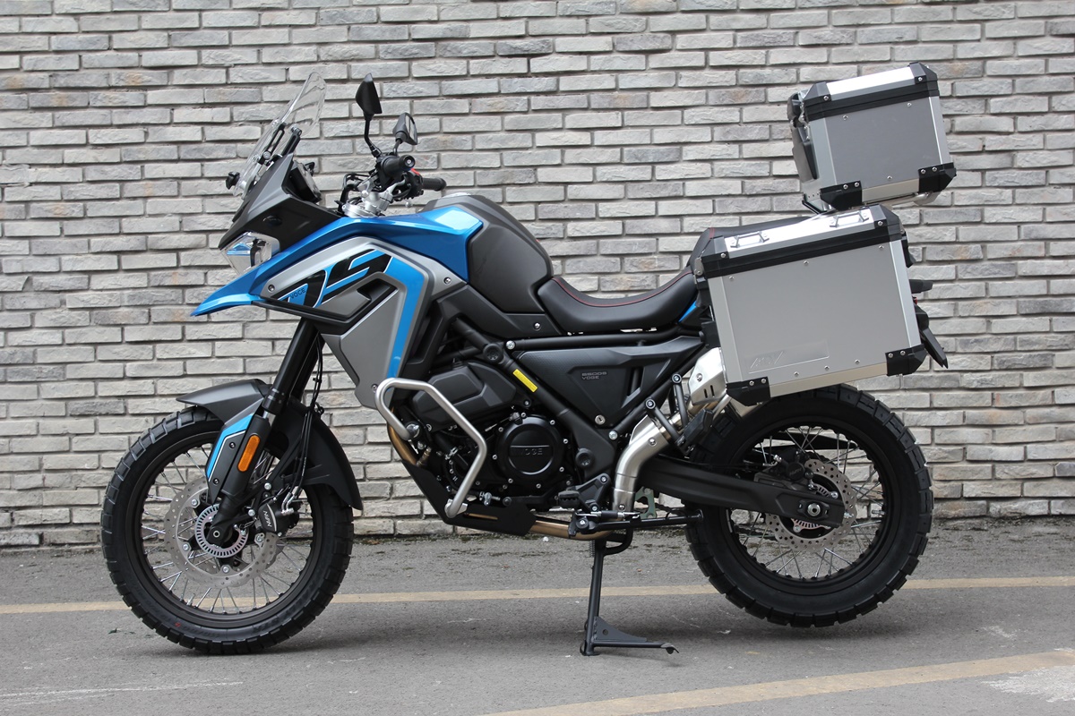 650dsx_azul_con_maletas_1