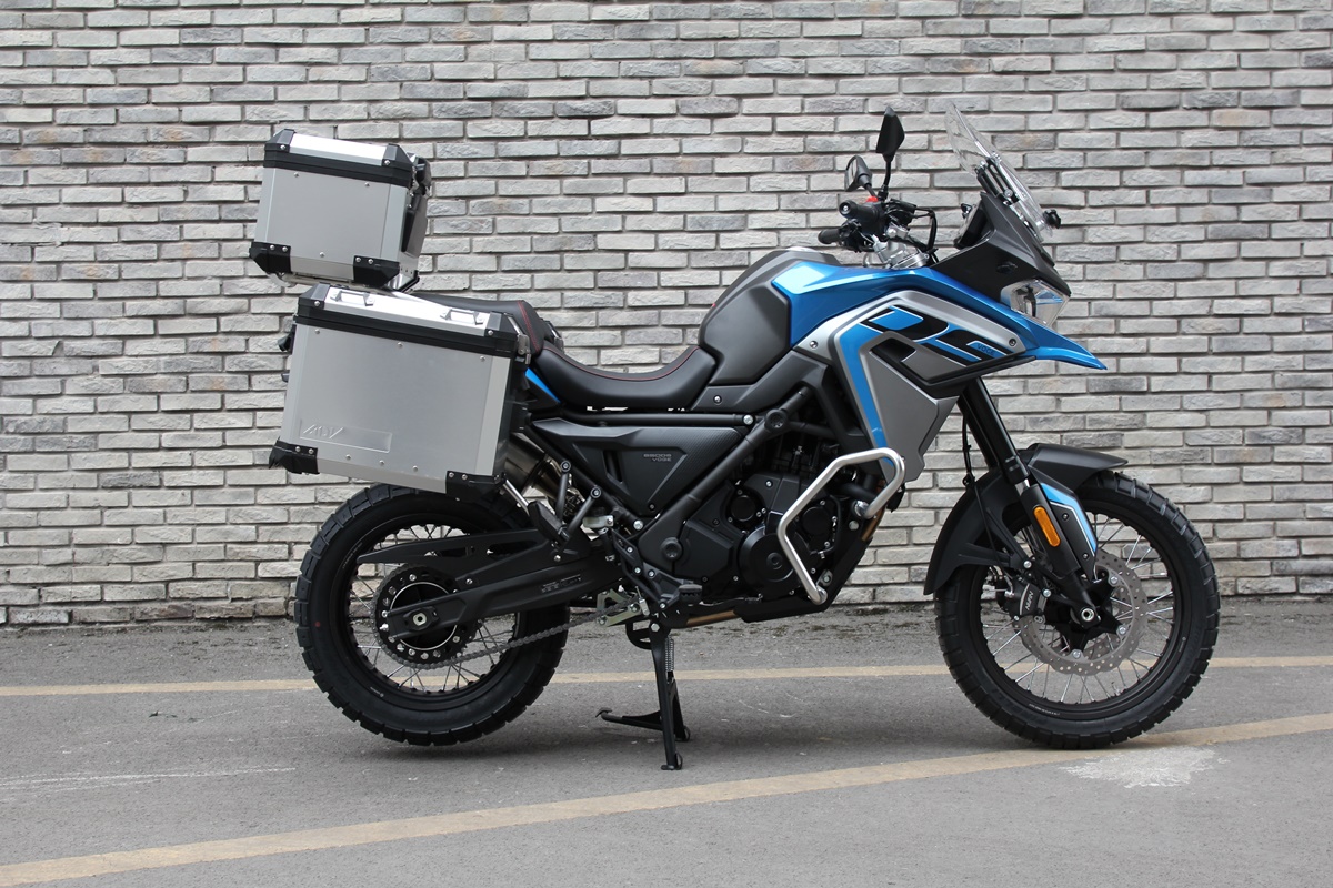 650dsx_azul_con_maletas_5